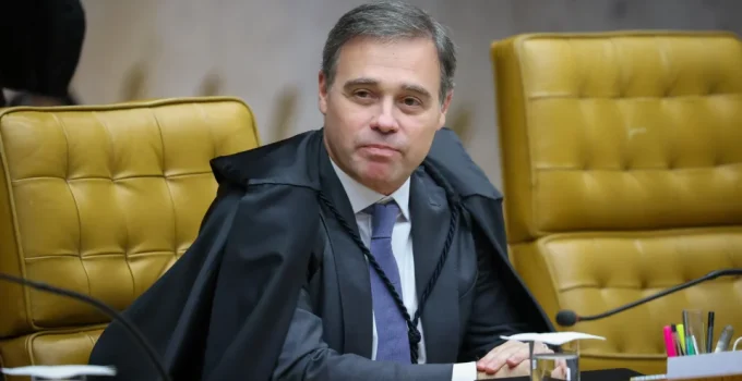 STF Suspende Multas por Riscos Psicossociais no Trabalho: Entenda o Impacto da Decisão do Ministro Mendonça