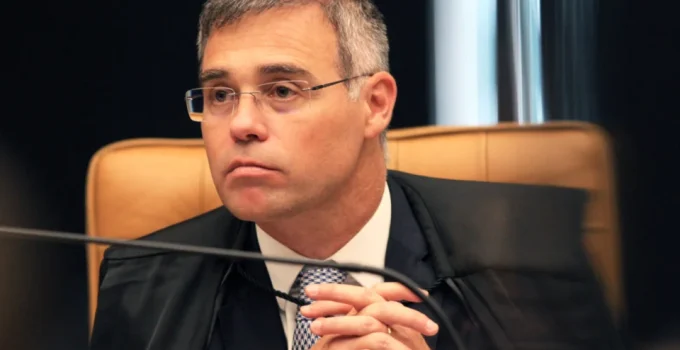 TSE derruba vídeo de IA contra Flávio Bolsonaro: Justiça Eleitoral repudia deepfake e alegação de sátira em campanha