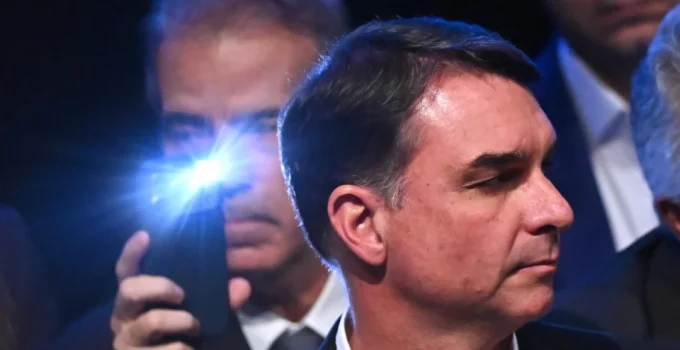 Flávio Bolsonaro desabafa: "Chateado" com ataques da centro-direita e cobra críticas a Lula