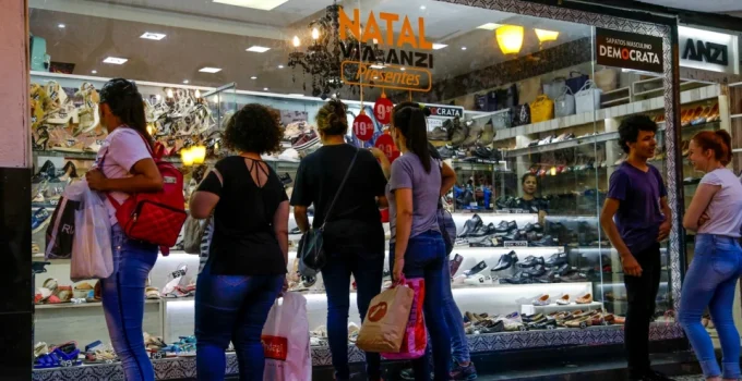 Varejo em Crise: 45,9 mil empregos cortados em 2026 com queda no consumo, juros altos e apostas esportivas impactando famílias