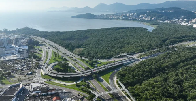 Florianópolis: Novo Viaduto de R$ 26,59 Milhões Promete Aliviar Gargalo Histórico no Trânsito da Ilha