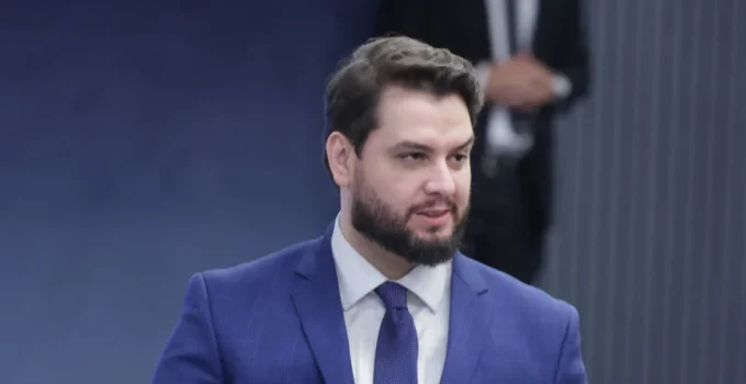 Defesa de Filipe Martins Insiste: Flávio Bolsonaro Pedirá Visita à Prisão Após Moraes Ignorar Pedido Anterior