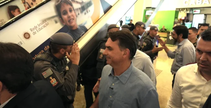 Flávio Bolsonaro Adota "Padrão Bukele" para Segurança: "Devolver as Ruas" com Endurecimento Penal e Ampliação de Presídios