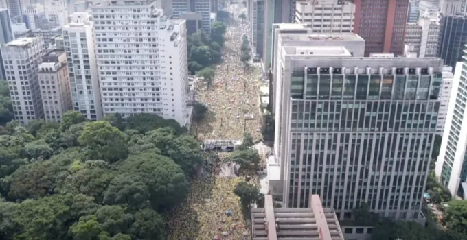 Flávio Bolsonaro: Ato na Paulista testa força eleitoral e apoio evangélico para 2026