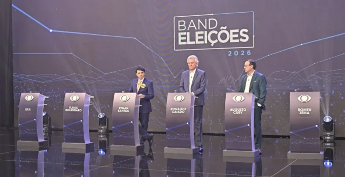 Ausências de Lula e Flávio Bolsonaro no Debate Viram Munição para Ataques e Cobranças sobre Corrupção