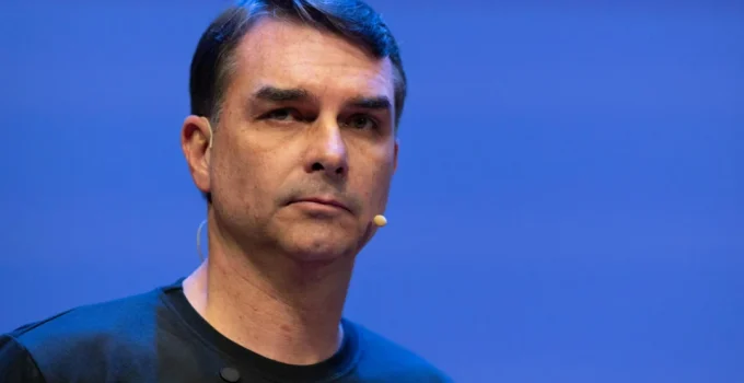 Flávio Bolsonaro rebate críticas e crava: "Quero debater com quem está destruindo o Brasil", mira Lula em embates