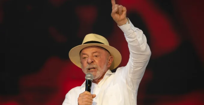 Lula critica 'banalização' da política por candidatos que apostam na internet, mas disputa votos online