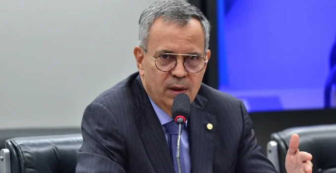Deputado Governista FÉLIX MENDONÇA é Alvo de Operação da PF por Desvio de EMENDAS: PF CUMPRE 9 MANDADOS NO DF E BAHIA