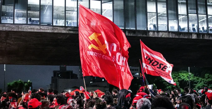 Jovens Aderem ao Comunismo: Crise Econômica, Busca por Igualdade e o Legado Histórico em Debate