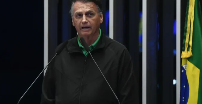 Defesa de Bolsonaro pede 90 dias a Moraes para transferir titularidade de 10 armas apreendidas pela PF