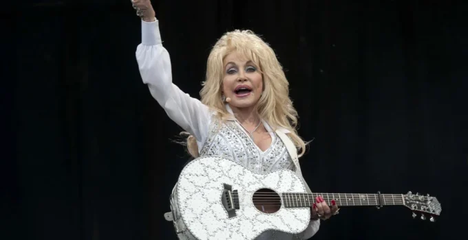Dolly Parton, Ícone da Música Country, Morre Aos 80 Anos: Uma Vida de Sucessos, Filantropia e Legado Eterno