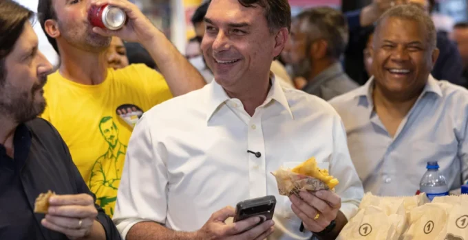 Justiça de SP nega pedido de Lulinha para derrubar vídeo de Flávio Bolsonaro sobre fraudes no INSS e alega liberdade de expressão