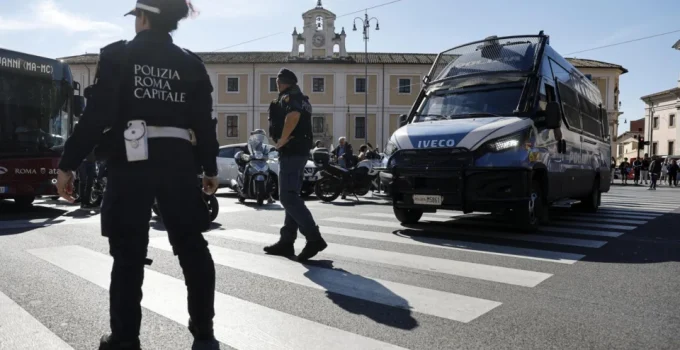 Golpe Histórico na Itália: Homem Cria Falso Anfiteatro Grego e Engana Turistas por Anos com Cobranças Salgadas