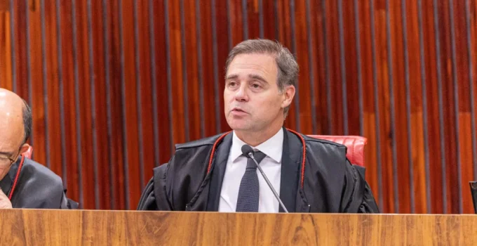 Deepfake de Flávio Bolsonaro e Vorcaro: Mendonça determina remoção e propõe nova regra contra IA em eleições