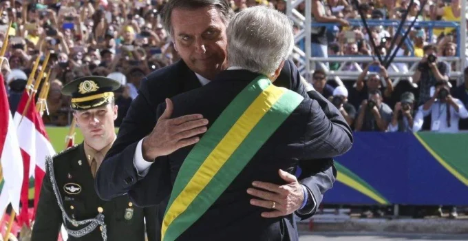 Faixa Presidencial: Flávio Bolsonaro Receberia de Lula ou do Pai, Jair Bolsonaro, em Vitória Histórica?