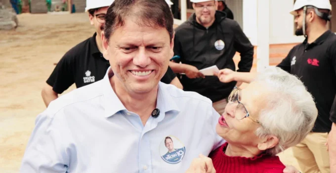 Tarcísio de Freitas cobra governo federal por escândalos de corrupção e defende Flávio Bolsonaro sobre caso Dark Horse