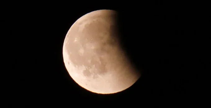Eclipse Lunar Parcial em Agosto: Veja a Lua Ganhar Tom Avermelhado e Saiba os Horários Exatos para o Brasil!
