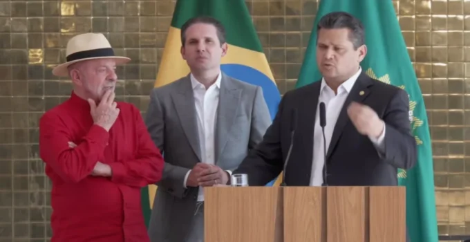 Alcolumbre promete a Lula votar "taxa das blusinhas" e PECs importantes na próxima semana