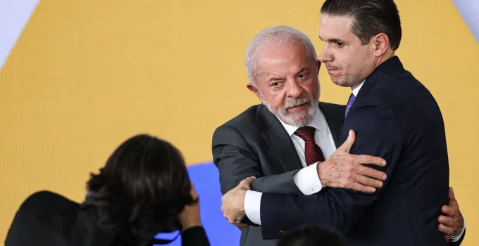 Motta espera "gestos" de Lula para definir apoio à reeleição e mira Senado para pai em 2026