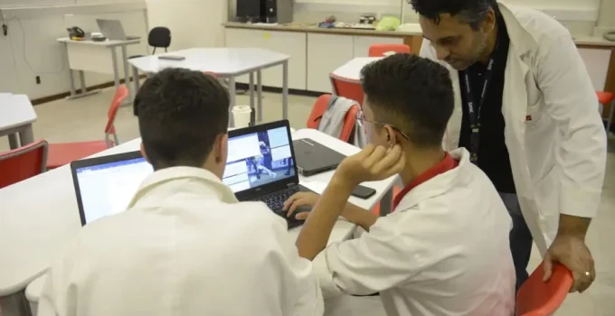 Estágio e Aprendizagem: O Verdadeiro Papel na Formação Profissional e no Futuro do Trabalho