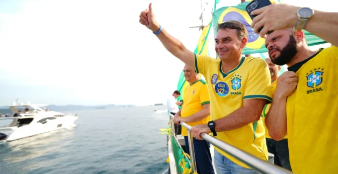Flávio Bolsonaro anuncia presidente do Einstein como futuro Ministro da Saúde: "Padrão Einstein ao SUS"