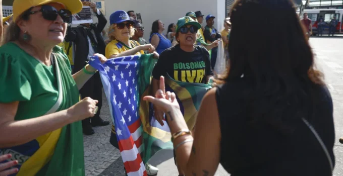 Protesto contra escala 6x1 na Paulista termina em confusão com agressões entre direita e esquerda e destruição de boneco de Lula