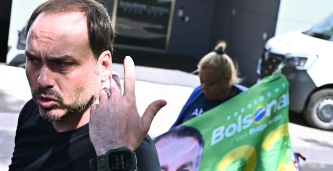 Carlos Bolsonaro Visita Pai em "Cárcere" e Pede "Fique Bem": Mensagem de Apoio e Acordo Político para Santa Catarina