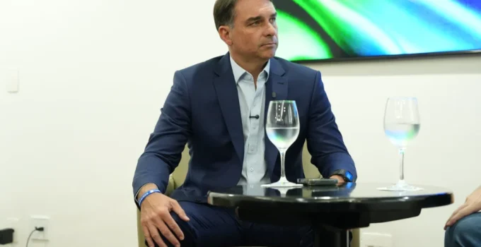 Flávio Bolsonaro promete indicar ministros 'contra aborto e drogas' ao STF e classifica facções como terroristas