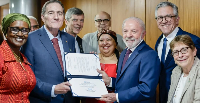 Certificação da OMS: Brasil celebra vitória contra HIV, mas desmistifica "presente de fim de ano"