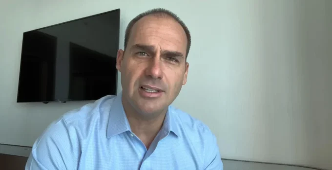 Eduardo Bolsonaro detona ex-comandante da FAB: "Escória da nação" após resposta a Flávio sobre "golpe"