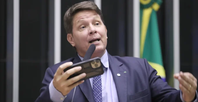 Mário Frias pede que STF tire investigação de emendas para filme de Bolsonaro da relatoria de Flávio Dino e dê a André Mendonça