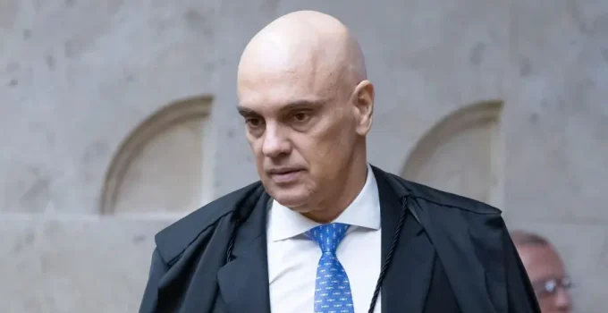 Flávio Bolsonaro e Caiado pedem renúncia de Alexandre de Moraes; Zema defende prisão e Cury propõe mandatos de 8 anos no STF