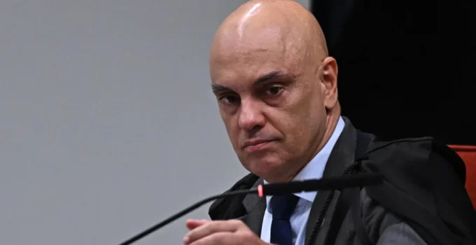 Escândalo com Alexandre de Moraes: Mensagens de banqueiro são chamadas de "bomba atômica" pela imprensa internacional antes das eleições