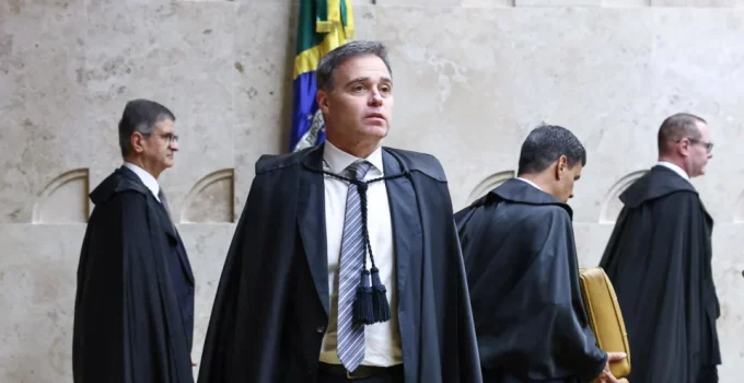 Crise no STF: Mendonça defende honrar a confiança do povo em meio a embate com Moraes