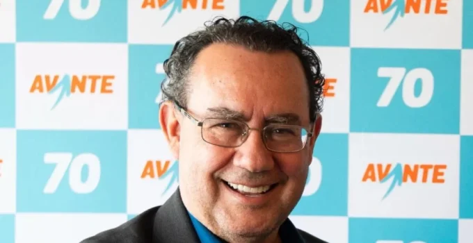 Augusto Cury anuncia ato em Copacabana no 7 de Setembro com foco em união e valores, enquanto Flávio Bolsonaro organiza manifestação em SP