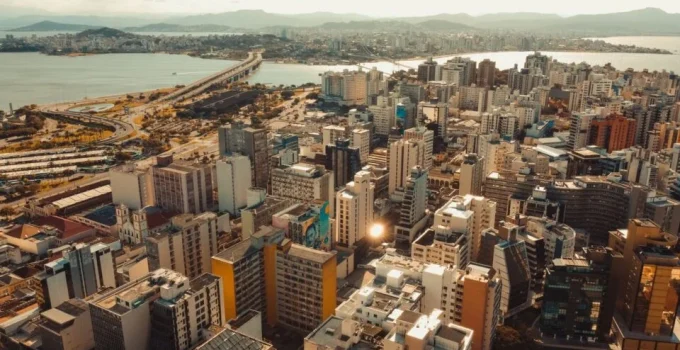Florianópolis: Airbnb injeta R$ 5 bilhões na economia local e impulsiona negócios de bairro