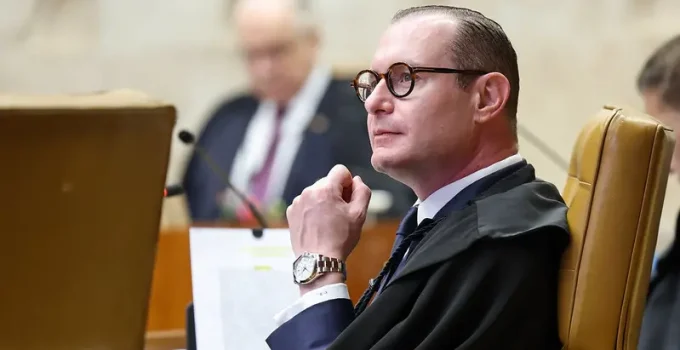 Zanin Acompanha Cármen Lúcia e Vota Contra Liberdade de Bolsonaro no STF, Placar é 2 a 0