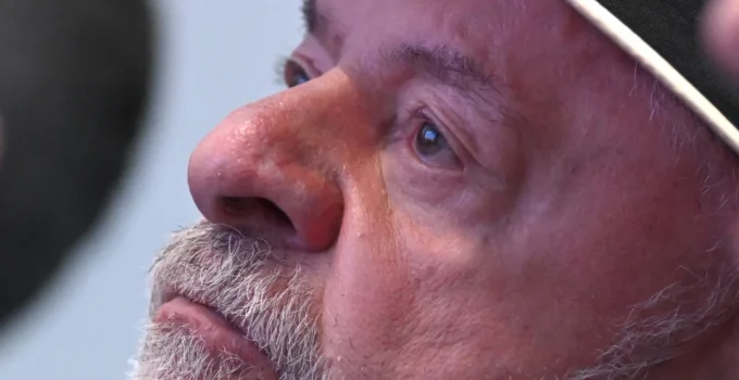 Gafes e Vacilos de Lula na Campanha Preocupam Aliados e Viram Munição para Oposição