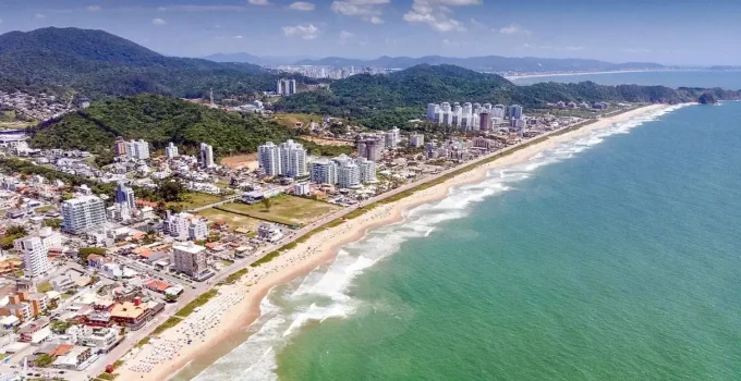 Praia Brava: O Paraíso Catariense Onde Imóveis de Luxo Ultrapassam R$ 30 Mil por m², Conectando Itajaí e Balneário Camboriú