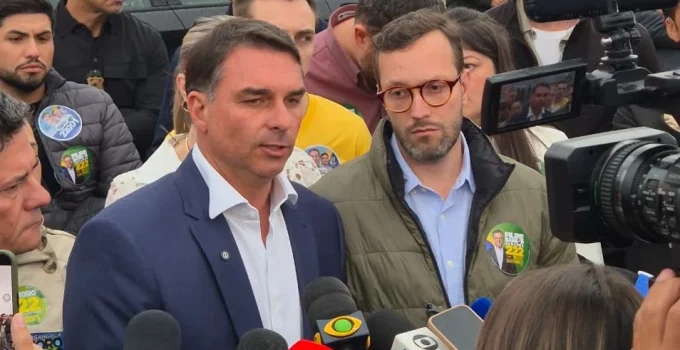 Flávio Bolsonaro Visita Filipe Martins na Prisão e Acusa Moraes de Liderar "Gabinete da Perseguição" Contra Direita