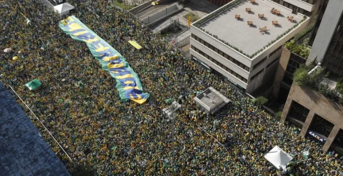 7 de Setembro: Brasileiros pedem Impeachment de Moraes em protestos com Flávio e Michelle Bolsonaro