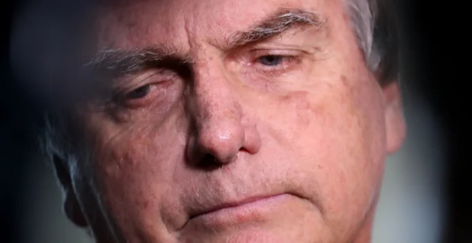 Defesa de Bolsonaro Pede Prisão Domiciliar Urgente: Ex-Presidente Precisa de Cuidador Contínuo e Avaliação Médica Imediata