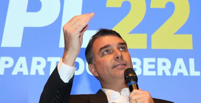 Flávio Bolsonaro cobra voto de Cármen Lúcia em investigação contra Alexandre de Moraes e convoca ato de 7 de Setembro