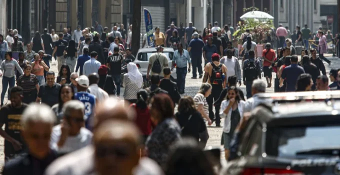 Brasil com 214,2 Milhões: Crescimento Populacional Diminui e Envelhecimento Acelera, Trazendo Novos Desafios