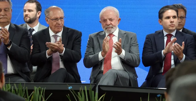 Lula sanciona reforma tributária com vetos e pede "convivência civilizada" ao lado de Arthur Lira