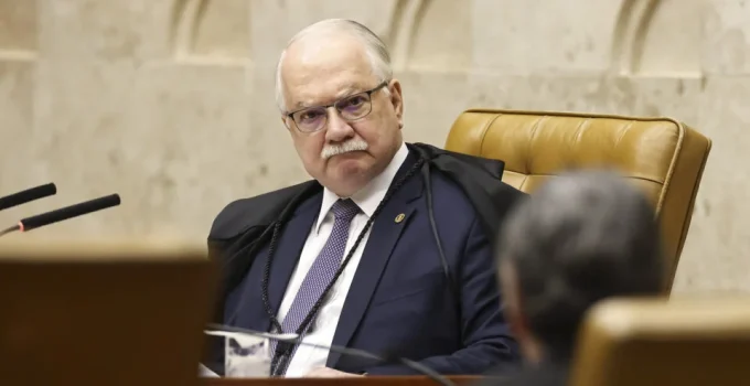 Fachin Tenta Estancar Crise no STF com Anulações e Afastamentos, Enquanto Mendonça Homologa Delação Premiada