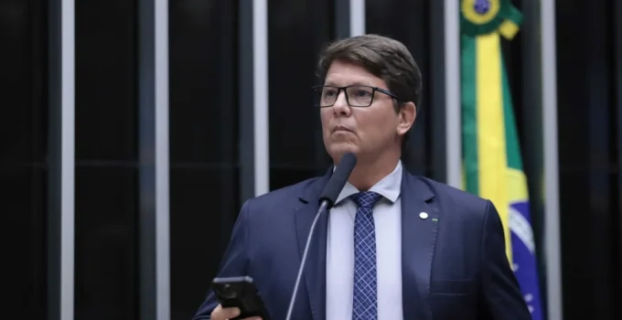 Mário Frias Reage à Operação da PF: "Cortina de Fumaça" e Nega Irregularidades em Emendas para Filme de Bolsonaro