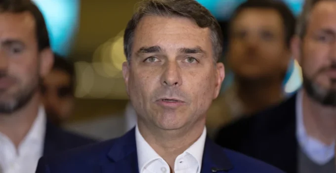 Flávio Bolsonaro é investigado pela PF desde julho por suspeitas em financiamento do filme "Dark Horse"