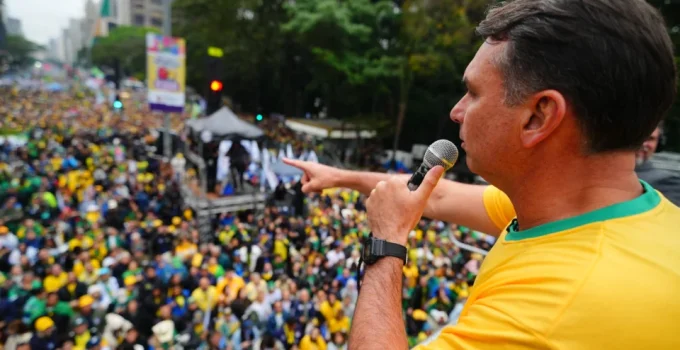 Flávio Bolsonaro nega dinheiro público em "Dark Horse" um dia antes de investigação autorizada por Mendonça vir à tona