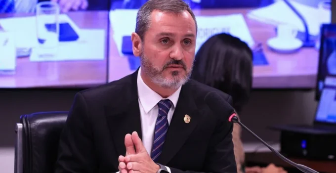 Mendonça Defende Afastamento de Diretores da PF e Rejeita Acusações de Usurpação de Competência no STF